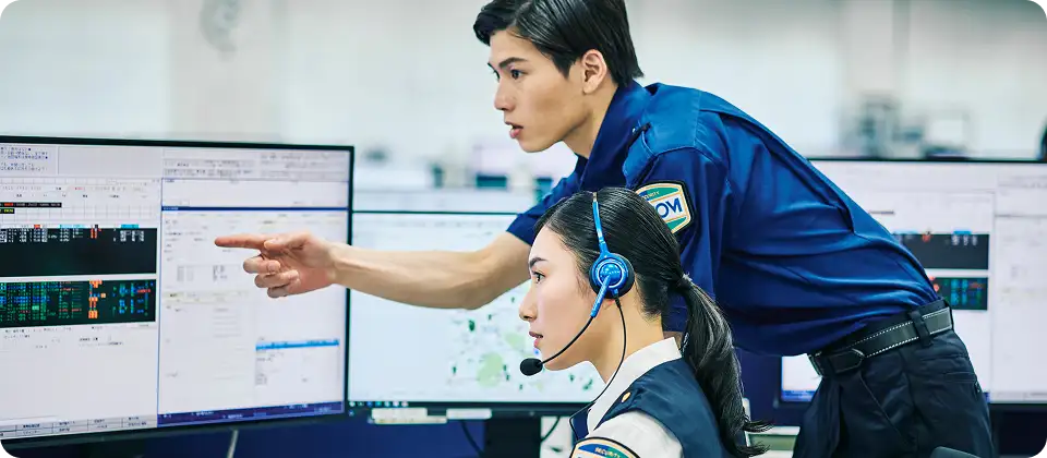 写真:コントロールセンターで指示を出す様子